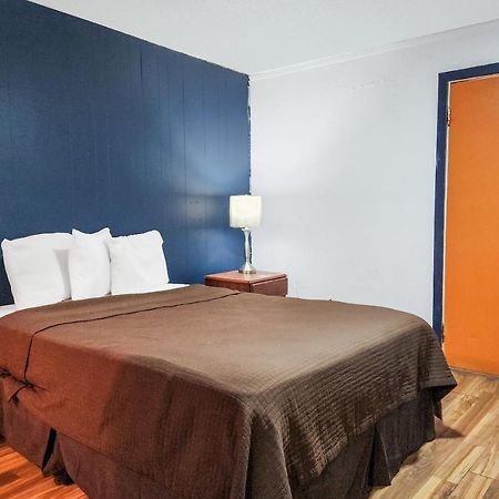 Oyo Hotel Colby, Ks Eksteriør bilde