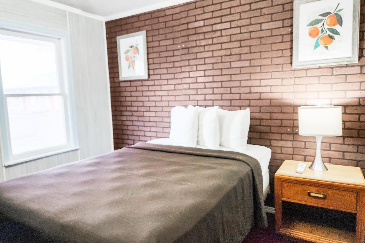 Oyo Hotel Colby, Ks Eksteriør bilde