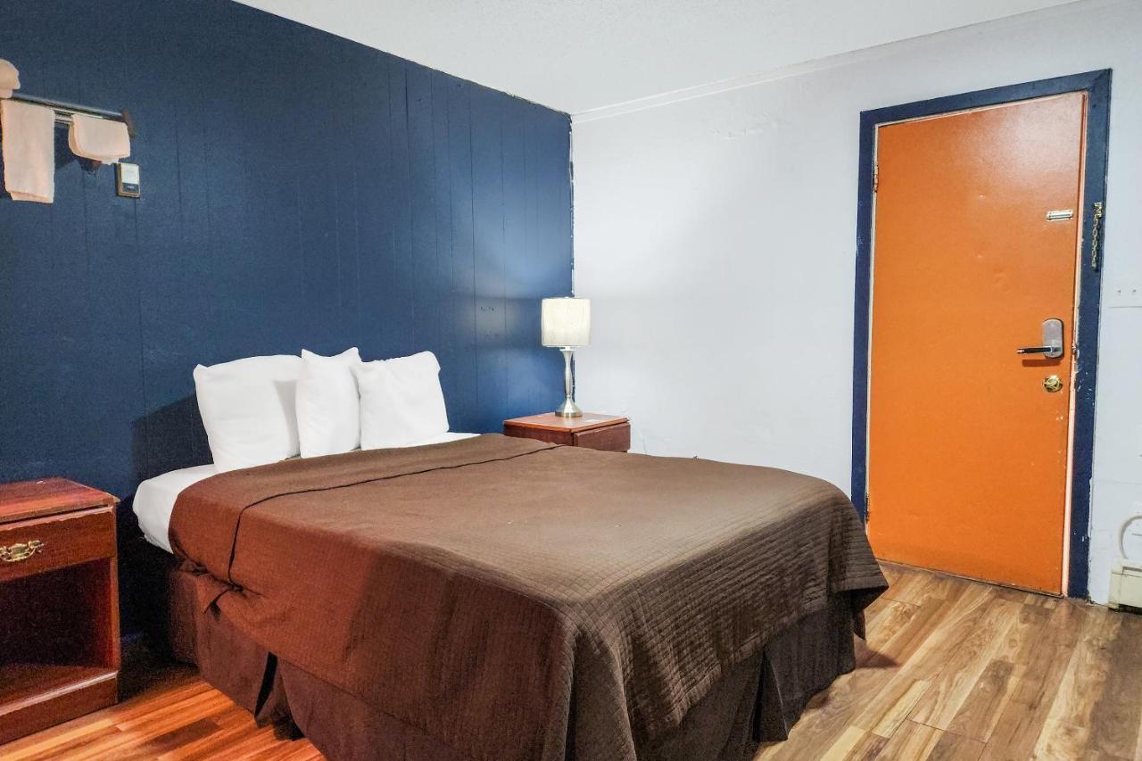 Oyo Hotel Colby, Ks Eksteriør bilde