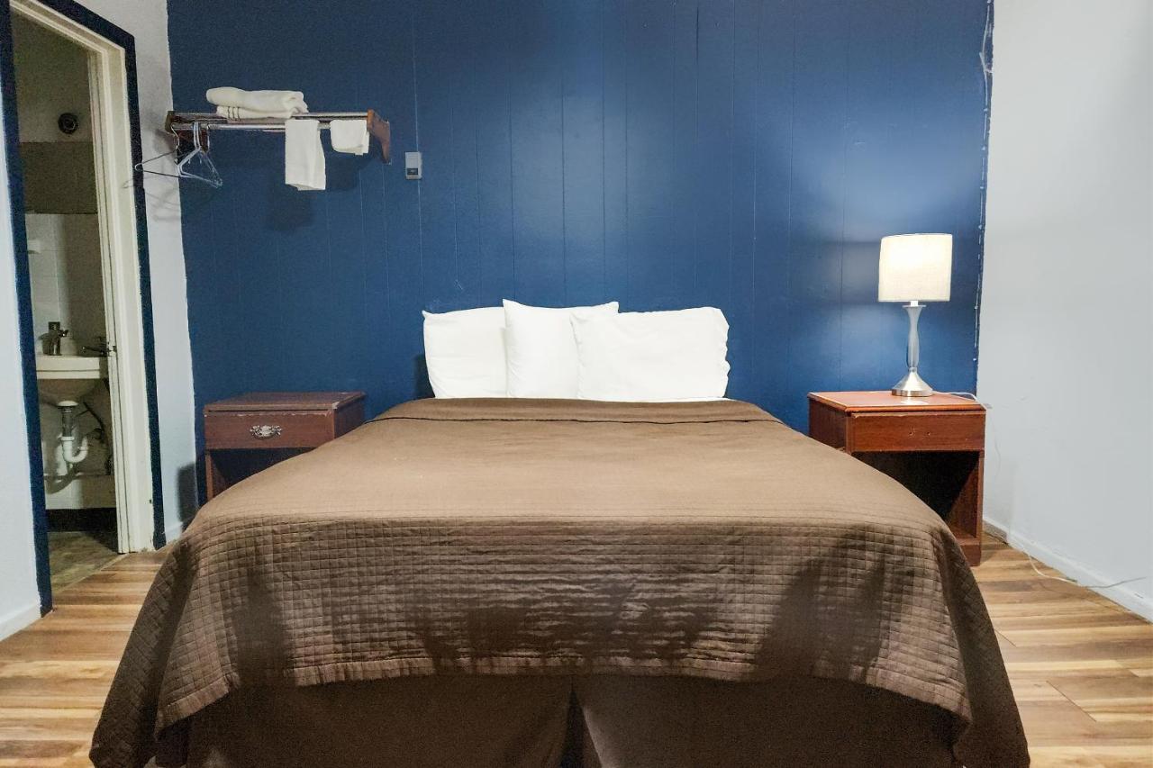 Oyo Hotel Colby, Ks Eksteriør bilde